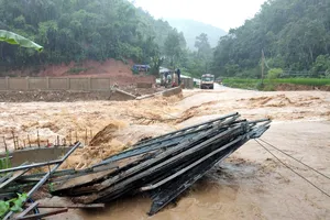 Lũ lớn đổ về xã biên giới Mường Chanh, sơ tán khẩn cấp hàng chục hộ dân