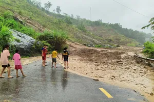 Mưa lũ kéo dài gây sạt lở khắp nơi ở Thanh Hóa 
