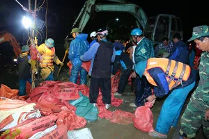 Thanh Hóa: 500 cán bộ, chiến sĩ cùng người dân trắng đêm vá đê sông Mã 