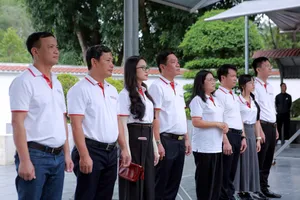 Đoàn công tác của báo Pháp Luật TP. HCM dâng hương tại Ngã ba Đồng Lộc