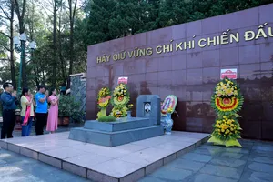 Đoàn công tác của báo Pháp Luật TP.HCM dâng hương tưởng niệm cố Tổng Bí thư Trần Phú