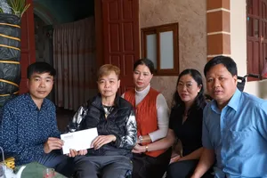 Báo Pháp Luật TP.HCM trao 50 triệu đồng hỗ trợ nữ vận động viên Lê Thị Huệ