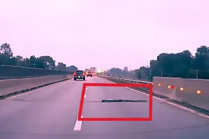 Khe co giãn bung, hàng loạt xe ô tô nổ lốp trên cao tốc Quốc lộ 45 - Nghi Sơn