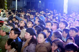 Dòng người chen chân trong đêm Khai ấn đền Trần ở Thanh Hóa