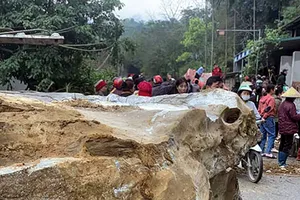 Sạt lở đá ở Thanh Hóa, nhiều hộ dân tháo chạy trong đêm 