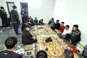 Cảnh sát Hình sự ập vào quán karaoke bắt giữ 28 người đang chơi xóc đĩa 