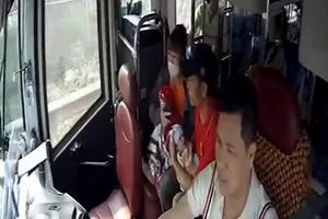 Hành động kịp thời của tài xế và phụ xe cứu sống cháu bé 1 tháng tuổi 