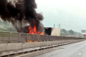 Ô tô đầu kéo bốc cháy trên cao tốc Nghi Sơn - Diễn Châu, giao thông ùn tắc 