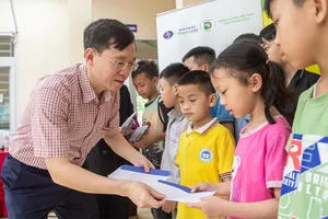 Thanh Hoá: Báo Dân trí tặng quà cho học sinh khó khăn, phát thuốc miễn phí cho người dân
