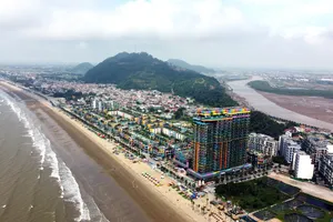 Vụ 1 bãi biển ở Thanh Hóa bị 'xẻ thịt': Người dân chủ động tháo dỡ lều quán dựng trái phép