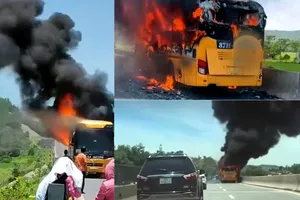 Xe khách bốc cháy dữ dội trên cao tốc Mai Sơn – Quốc lộ 45