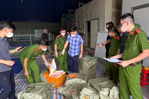 Xe container chở 20 tấn lòng heo, dồi sụn... mà không có tờ giấy lận lưng