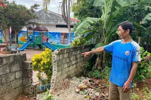 Vụ xây tường rào giữa sân trường: Các cô giáo vẫn phải đi lối tạm