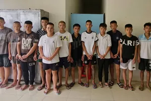 Tạm giữ hình sự 14 thanh thiếu niên tấn công người đi đường