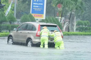 Hình ảnh CSGT Thanh Hóa bám đường, đẩy xe cho người dân trong bão số 3