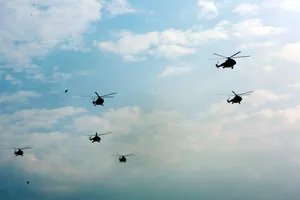 Hình ảnh máy bay bay tập luyện trên bầu trời Hà Nội