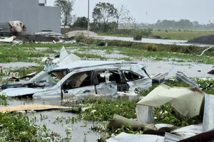 Bão số 10 cuốn bay ô tô 7 chỗ ở Thanh Hóa