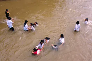 Hàng trăm học sinh phải tắm giữa lòng suối ở miền biên giới Mường Lát