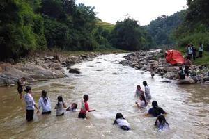 Diễn biến mới vụ hàng trăm học sinh đi tắm suối ở Thanh Hóa