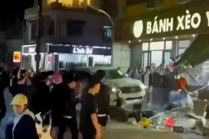 Thanh Hóa: Công an xác minh vụ ô tô 7 chỗ lao vào cửa hàng ăn rồi rồ ga bỏ chạy