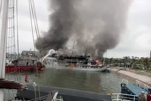 Du thuyền hạng sang bốc cháy, hành khách hoảng loạn lao xuống biển