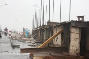 Cấm tất cả phương tiện lưu thông khu vực cầu bị đâm sập