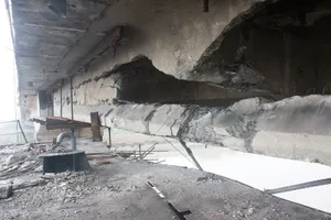 Cắt nóc cabin 'giải cứu' tàu 3.000 tấn đâm hỏng cầu An Thái