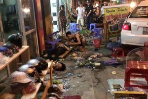 Ô tô lao vào quán ăn đêm, người bị thương nằm la liệt