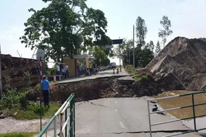 Giao thông Hải Phòng – Thái Bình tê liệt vì sạt đường