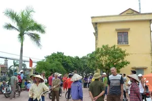 Một nữ 'cẩu tặc' bị người dân đòi 'xử'