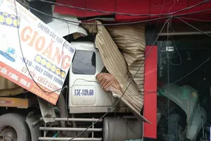 Container 'bay' qua dải phân cách, lao vào nhà dân