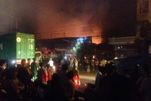 Cửa hàng đệm nội thất ngùn ngụt cháy