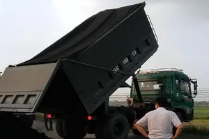 Xe chở quá tải chống trả quyết liệt lực lượng chức năng