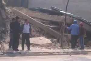 Cả khu phố rung chuyển vì căn nhà 3 tầng bất ngờ đổ sập