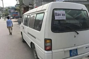 Rao bán xe cứu thương biển xanh giữa đường