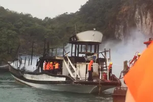 Tàu du lịch chở 21 người đậu ở Hạ Long bốc cháy