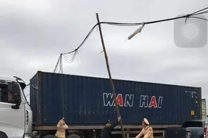 CSGT làm “cột điện sống” giữa đường