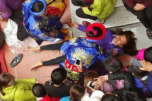 Vì sao chính quyền bó tay trước hoạt động của Mẫu The?