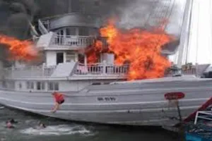 Chờ khách trên Vịnh Hạ Long, tàu đùng đùng bốc cháy