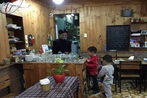 Bé 5 tuổi xin làm thêm kiếm tiền mua hoa tặng mẹ