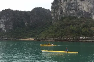 Quảng Ninh cho chèo kayak, dừng hoạt động xuồng cao tốc