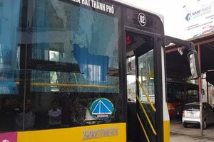 Xe buýt đang chạy vào bến, bị ném vỡ kính 