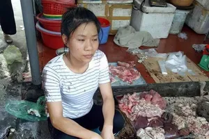 Xác minh hai người phụ nữ đổ chất thải lên thịt heo 