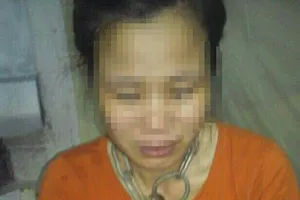 Xích vợ, đánh con trai rạn xương