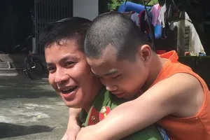 Hình ảnh đẹp: Công an cõng người tàn tật
