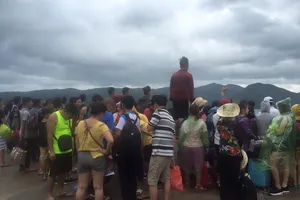 Cả ngàn du khách mắc kẹt trên các đảo ở Quảng Ninh