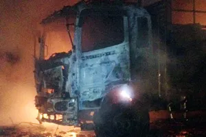 Xe tải bốc cháy ngùn ngụt trên đường