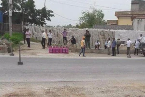 Dân mang bình gas ngăn cản giải phóng mặt bằng
