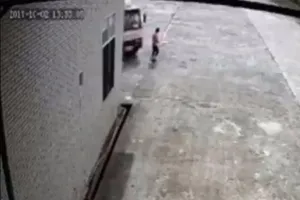 Nữ công nhân đi bộ trong công ty bị xe tải tông tử vong