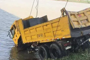 Xe ben tông sập cầu, lao xuống sông